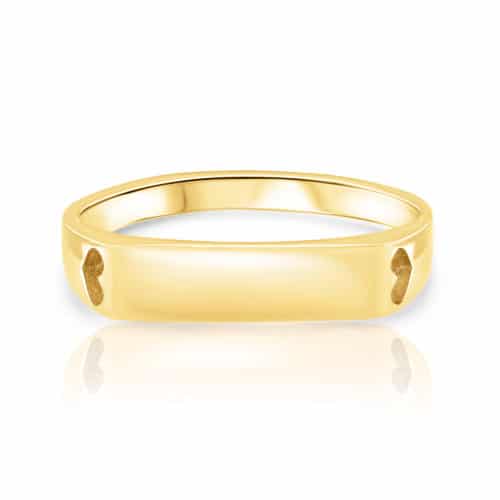 טבעת חלקה עם חריטה מעוצבת ולבבות בצדדים