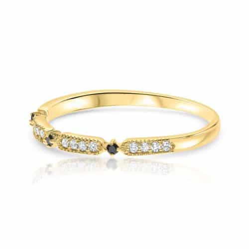 טבעת עגולה משובצת יהלומים לבנים ושחורים