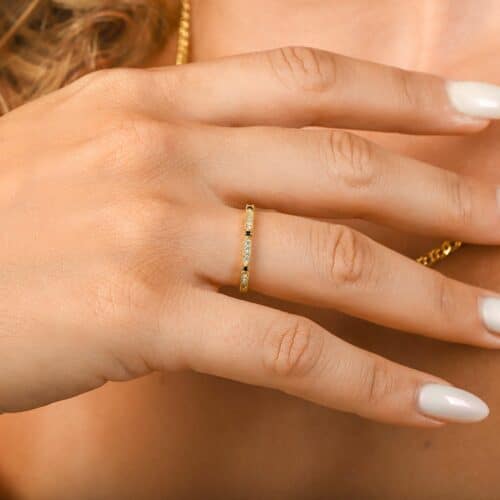 טבעת עגולה משובצת יהלומים לבנים ושחורים