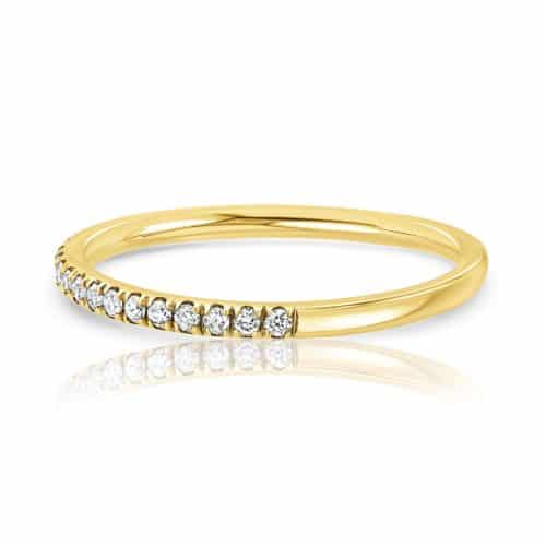 טבעת עגולה משובצת יהלומים לבנים