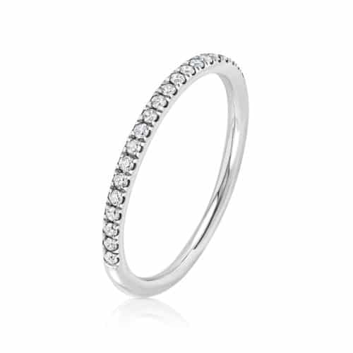 טבעת עגולה משובצת יהלומים לבנים