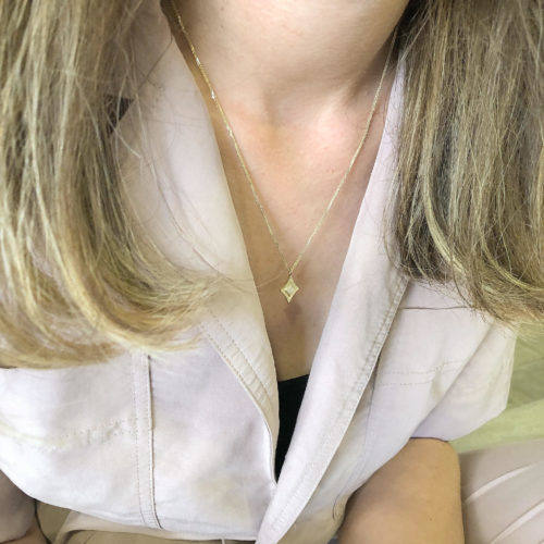 שרשרת מעויין עדינה משובצת 16 יהלומים לבנים