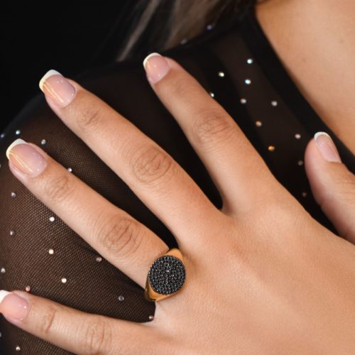 טבעת חותם משובצת יהלומים שחורים