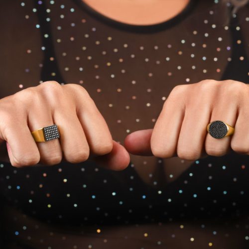 טבעת חותם משובצת יהלומים שחורים