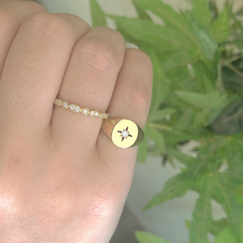 טבעת עלים משובצת יהלומים לבנים וטבעת חותם עם כוכב חלול ויהלום לבן