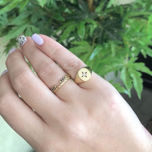 טבעת חותם עם כוכב חלול ויהלום לבן