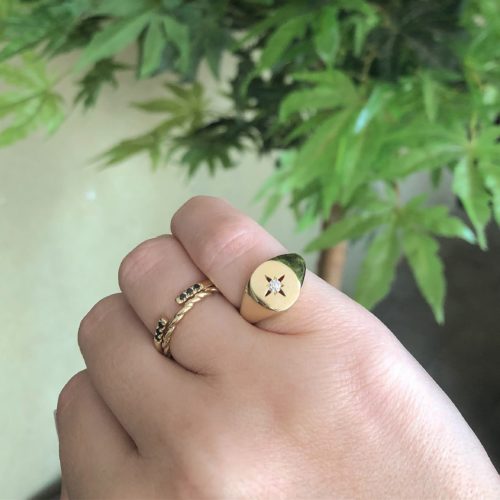 טבעת חותם עם כוכב חלול ויהלום לבן