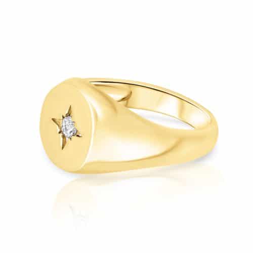 טבעת חותם עם כוכב חלול ויהלום לבן