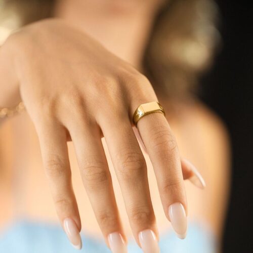 טבעת חותם מלבנית עם יהלומים בצדדים