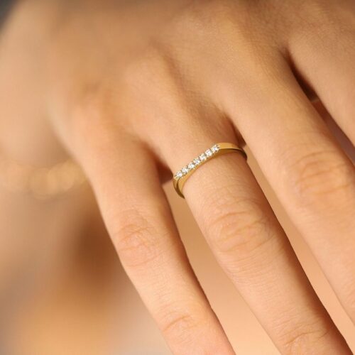 טבעת שורה יהלומים לבנים