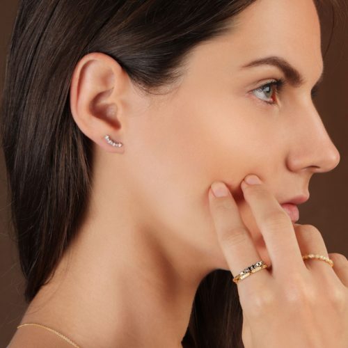 עגילי קשת צמודים משובצים יהלומים לבנים