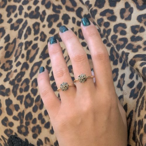 טבעת פרח משובצת יהלומים שחורים