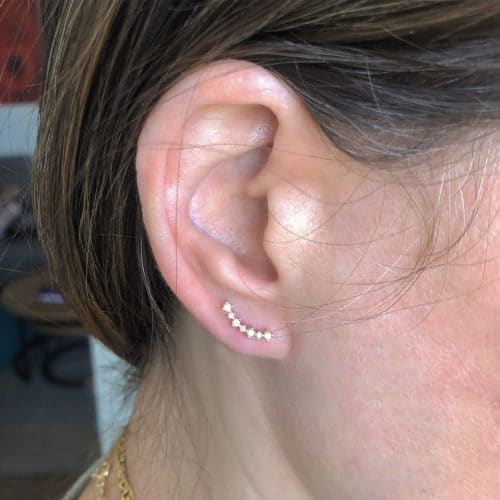 עגילי קשת צמודים משובצים יהלומים לבנים