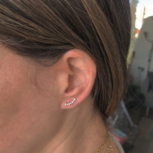 עגילי קשת צמודים משובצים יהלומים לבנים