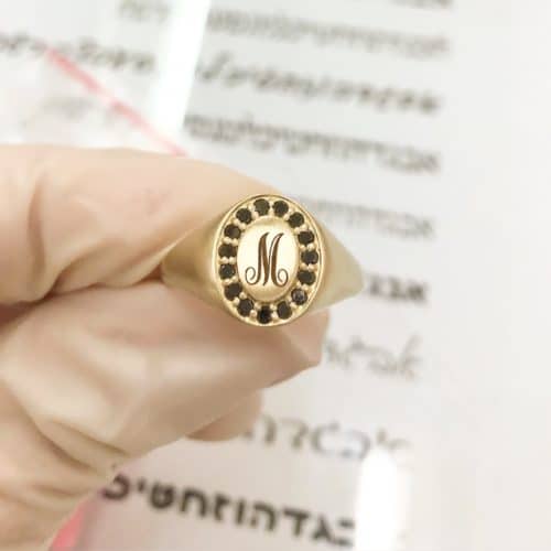טבעת חותם אליפסה משובצת יהלומים שחורים