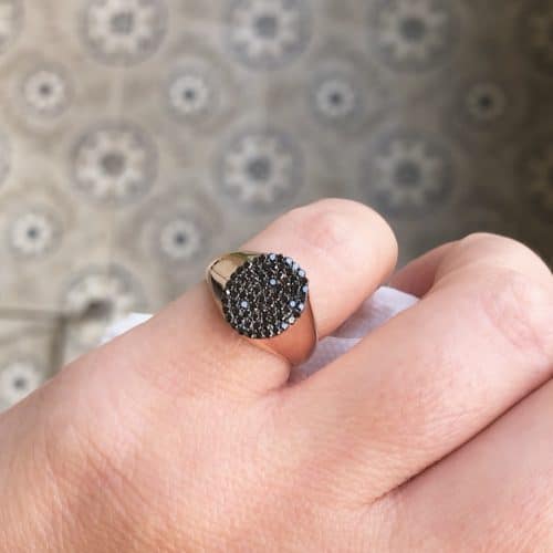 טבעת חותם משובצת 76 יהלומים שחורים