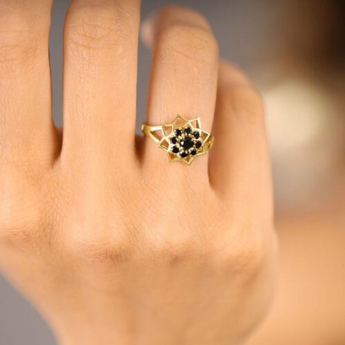 טבעת פרח משולשים משובצת יהלומים שחורים