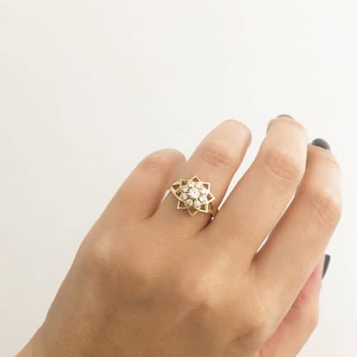 טבעת פרח משולשים משובצת יהלומים לבנים