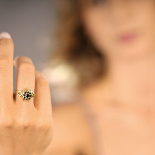 טבעת פרח משולשים משובצת יהלומים שחורים