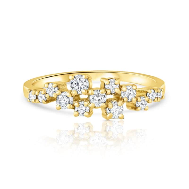 טבעת א-סימטרית משובצת יהלומים לבנים