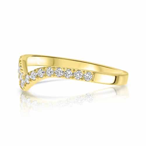 טבעת V משובצת יהלומים צפופים לבנים