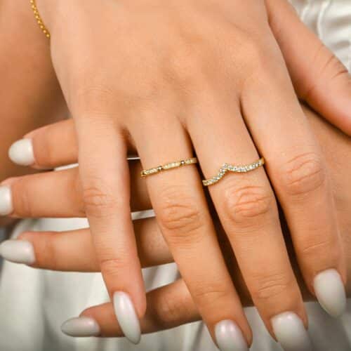 טבעת V משובצת יהלומים צפופים לבנים