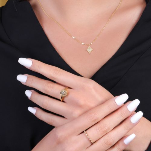 טבעת זהב עדינה משובצת 11 יהלומים לבנים