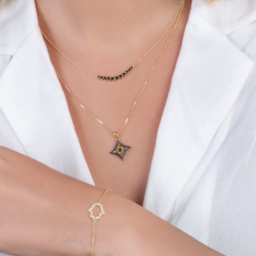 צמיד חמסה משובץ יהלומים לבנים