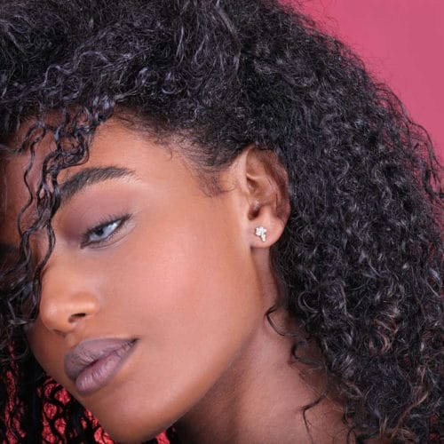 עגילים א-סימטרים משובצים יהלומים לבנים