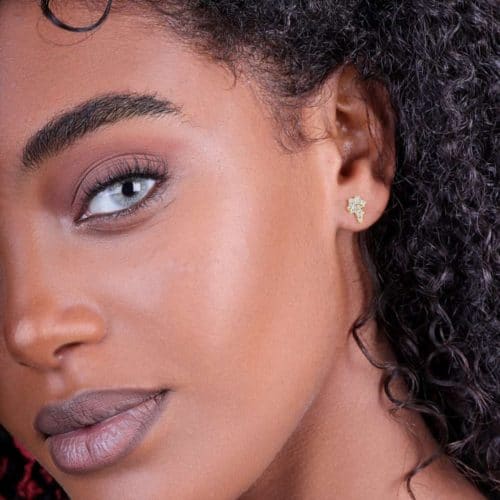 עגילים א-סימטרים משובצים יהלומים לבנים