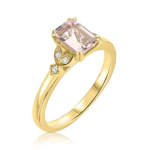 טבעת וינטאג׳ משובצת מורגנייט ורודה בחיתוך אמרלד ויהלומים לבנים