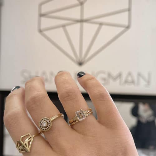 טבעת וינטאג׳ משובצת מורגנייט ורודה בחיתוך אמרלד ויהלומים לבנים