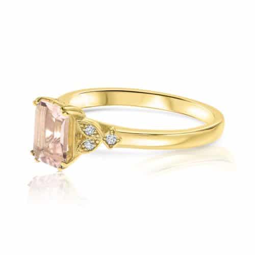 טבעת וינטאג׳ משובצת מורגנייט ורודה בחיתוך אמרלד ויהלומים לבנים