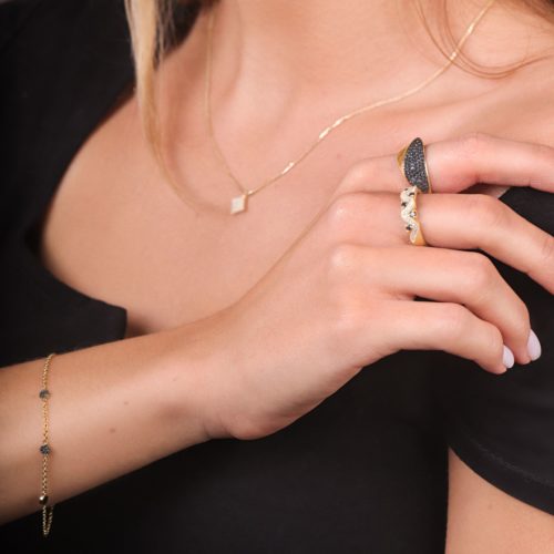 טבעת וינטאג׳ משובצת יהלומים לבנים ושחורים