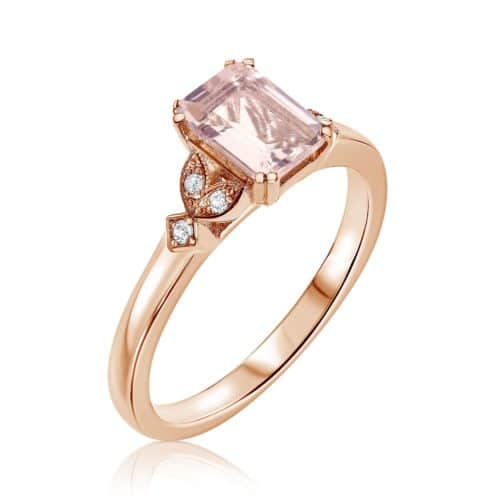 טבעת וינטאג׳ משובצת מורגנייט ורודה בחיתוך אמרלד ויהלומים לבנים