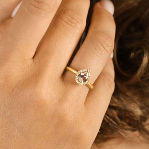 טבעת חלקה משובצת אבן מורגנייט ורודה ויהלומים לבנים