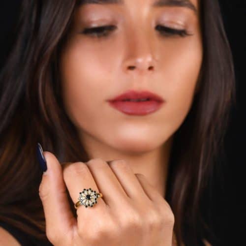 טבעת פרח משוגע משובצת יהלומים שחורים ולבנים