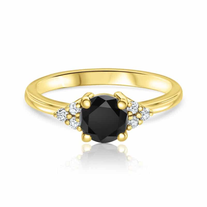 טבעת יהלום שחור עם יהלומים לבנים בצדדים