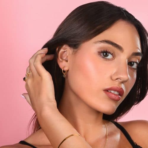 עגילי חישוק זהב 14 קארט צהוב עם תליון פרח יהלומים שחורים