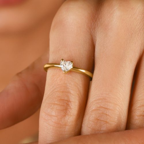 טבעת זהב עם יהלום לבן בחיתוך לב מושלם