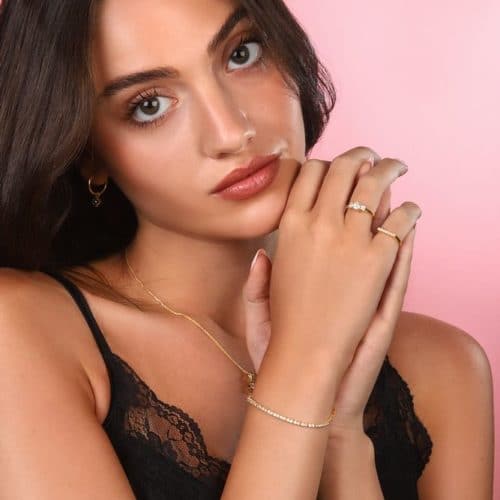 טבעת שורה לזרת משובצת יהלומים לבנים