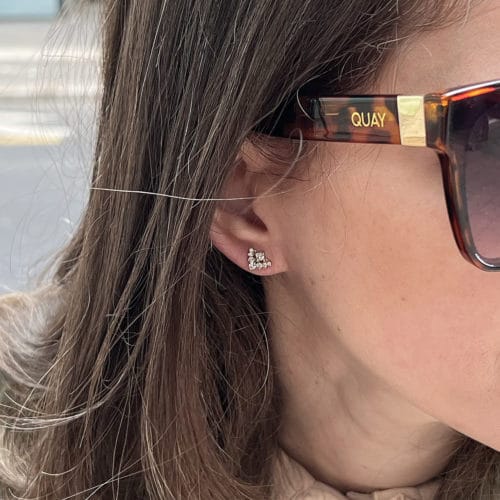 עגילי מניפת משולש צמודים משובצים יהלומים לבנים