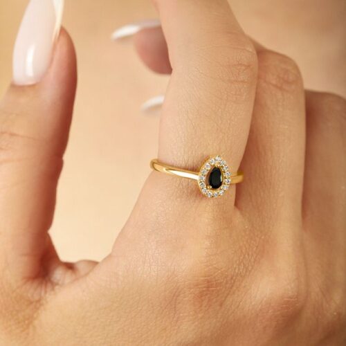 טבעת יהלום שחור בחיתוך טיפה עם יהלומים לבנים מסביב