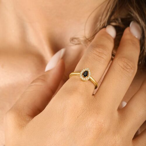 טבעת יהלום שחור בחיתוך טיפה עם יהלומים לבנים מסביבטבעת יהלום שחור בחיתוך טיפה עם יהלומים לבנים מסביב