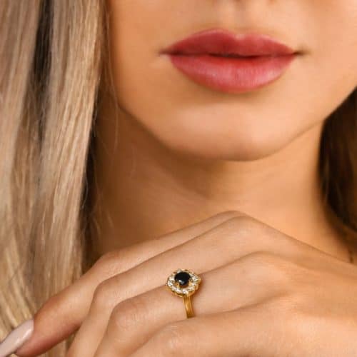 טבעת פרח וינטאג׳ יהלום מרכזי שחור ויהלומים לבנים בצדדים