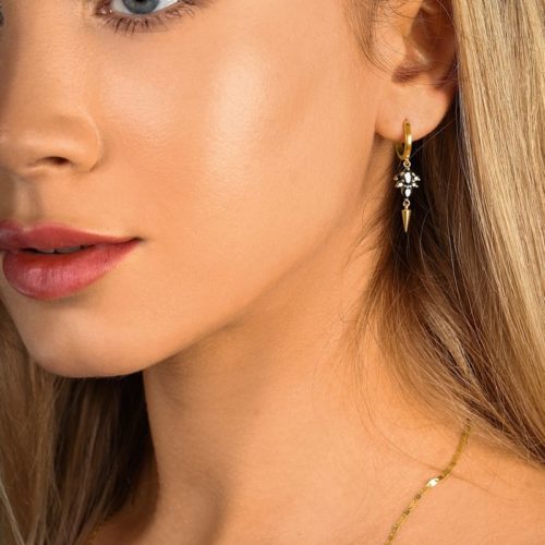 עגילי חישוק עם תליון יהלומים שחורים בחיתוכים שונים