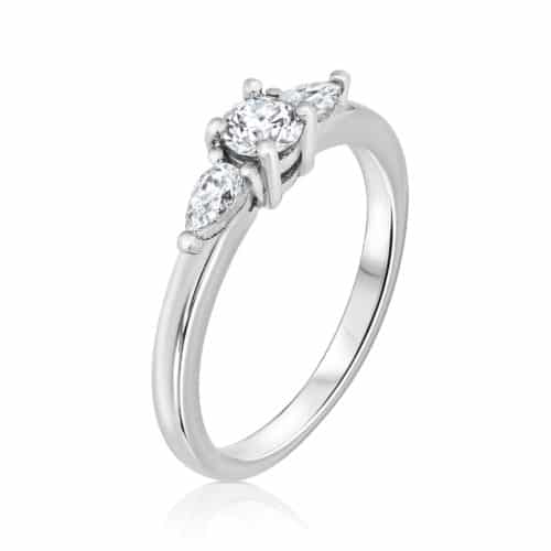 טבעת 3 יהלומים לבנים עם יהלומי טיפה בצדדים