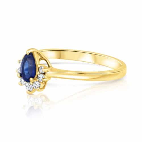 מאז ימי קדם העריץ האדם את הספיר הכחול. ייחסו לאבן סגולות מרפא לפצעים שונים ולהרחקת גופים זרים ומזיקים מגוף האדם.