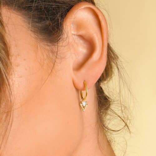 עגילי חישוק עם יהלום משולש לבן תלויעגילי חישוק עם יהלום משולש לבן תלוי