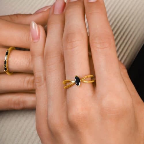 טבעת v פתוחה עם יהלום מרקיזה שחור